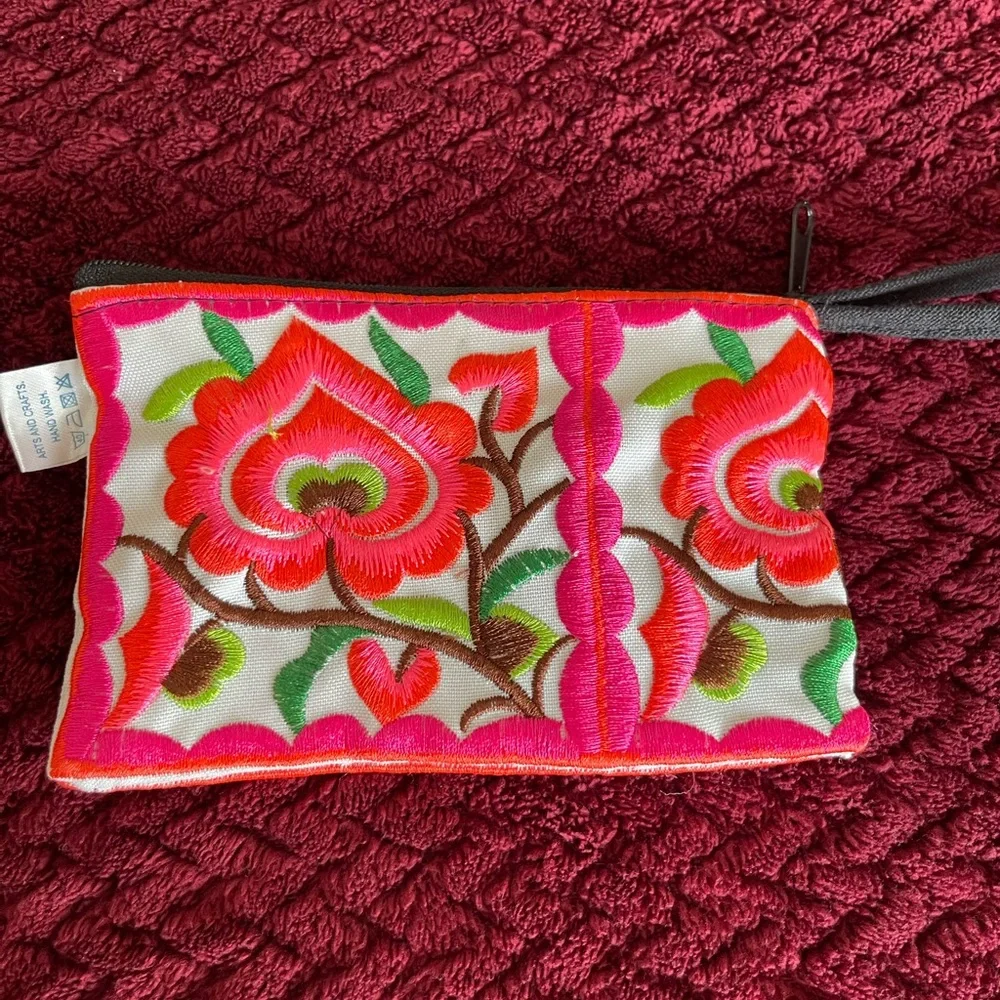 🌺 Embroidered Pouch - Picture 2 of 7